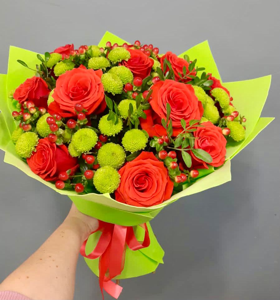 Букет цветов из: Хризантемы и Розы в Зелёную Поляну