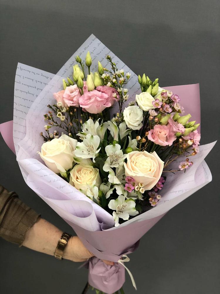 Букет цветов из: Альстромерии, Розы и Лизиантусы в Зелёную Поляну