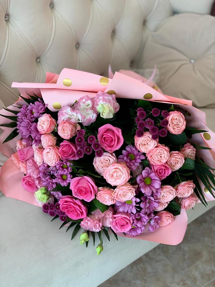 Букет цветов из: Хризантемы, Розы и Лизиантусы в Зелёную Поляну