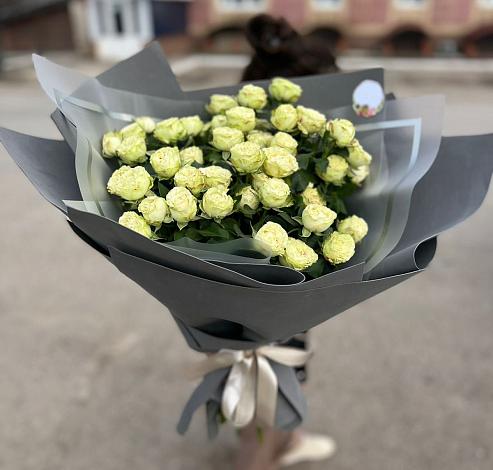 Букет Белые кустовые розы Солинеро в Зелёную Поляну