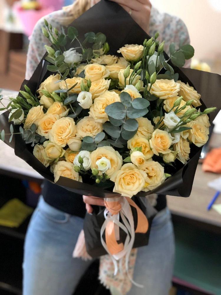 Букет цветов из: Розы и Лизиантусы в Зелёную Поляну