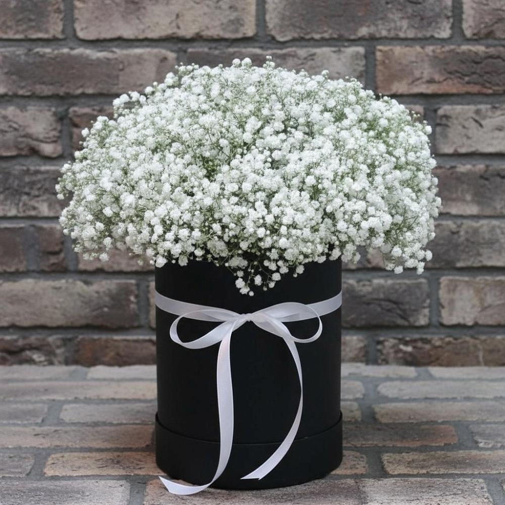 Цветочная композиция из Гипсофила в шляпной коробке в Зелёную Поляну