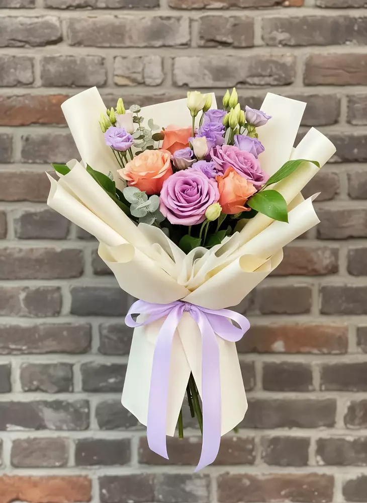 Букет цветов из: Лизиантусы и Розы в Зелёную Поляну