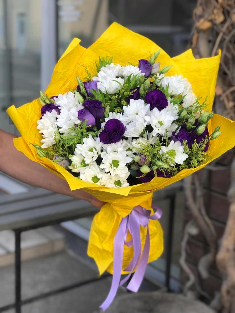 Букет цветов из: Ирисы, Хризантемы и Ромашки в Зелёную Поляну