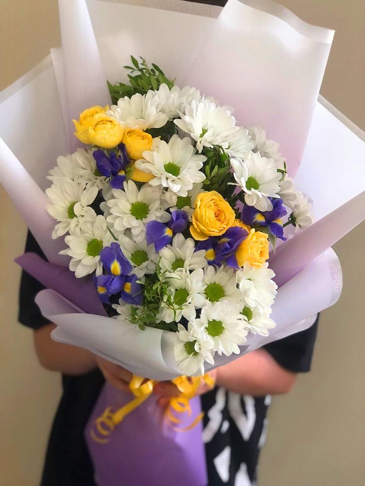 Букет цветов из: Ирисы, Хризантемы и Розы в Зелёную Поляну