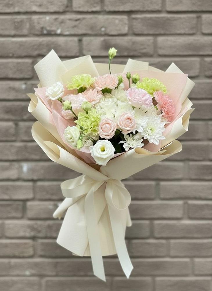 Букет цветов из: Гвоздики, Розы, Лизиантусы и Хризантемы в Зелёную Поляну