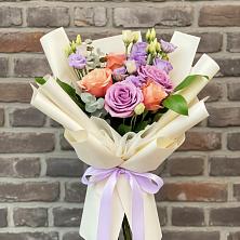 Букет цветов из:  Лизиантусы и Розы в Зелёную Поляну