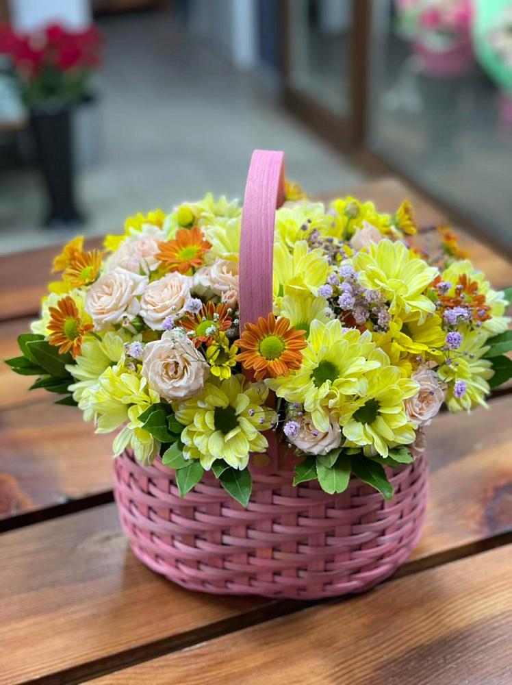 Цветочная композиция из Хризантемы и Розы в корзине в Зелёную Поляну