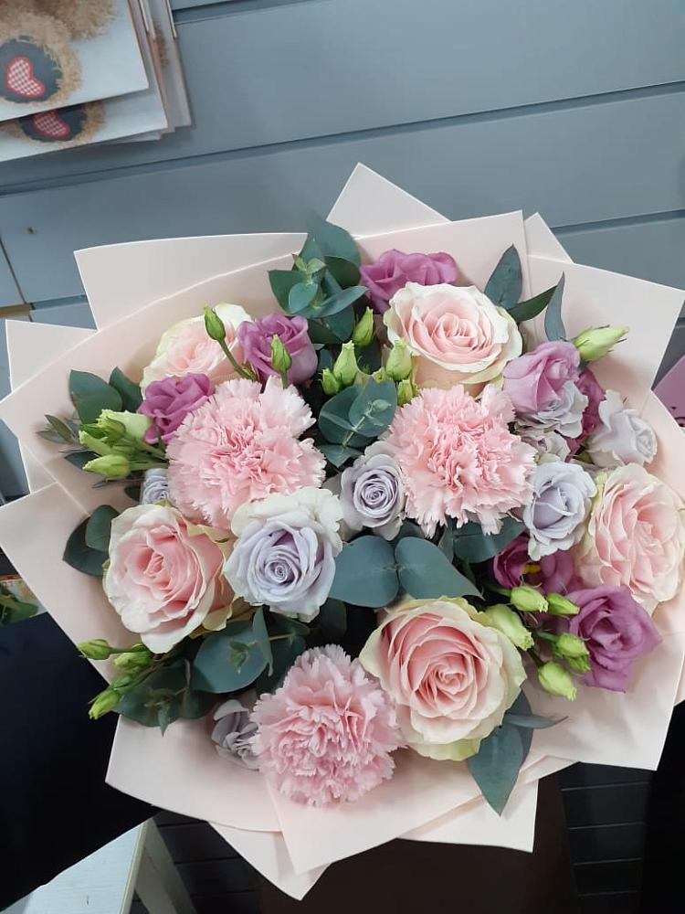 Букет цветов из: Розы, Гвоздики и Лизиантусы в Зелёную Поляну